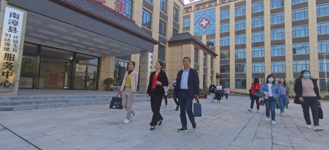 县妇联主席在妇幼保健院新院区参观指导
