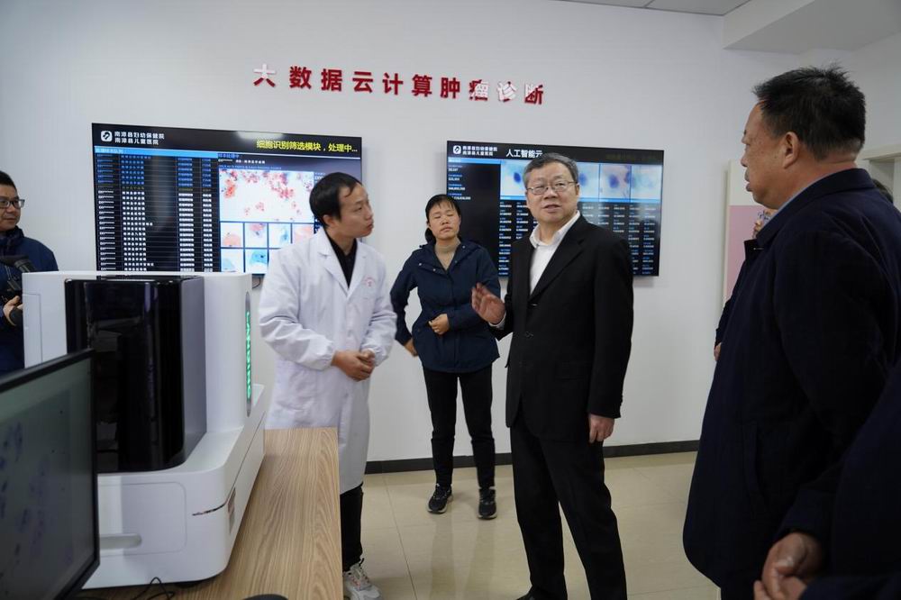 胡仲军（右二）一行实地查看医学检测实验室