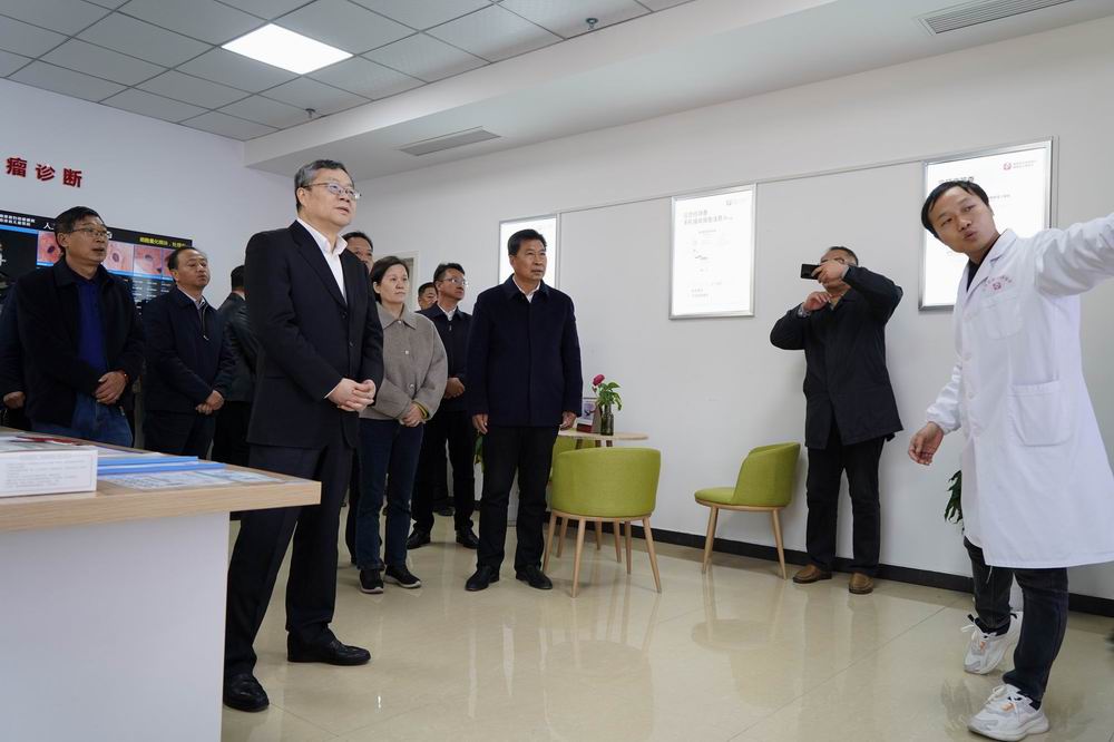 胡仲军（左三）一行实地查看医学检测实验室