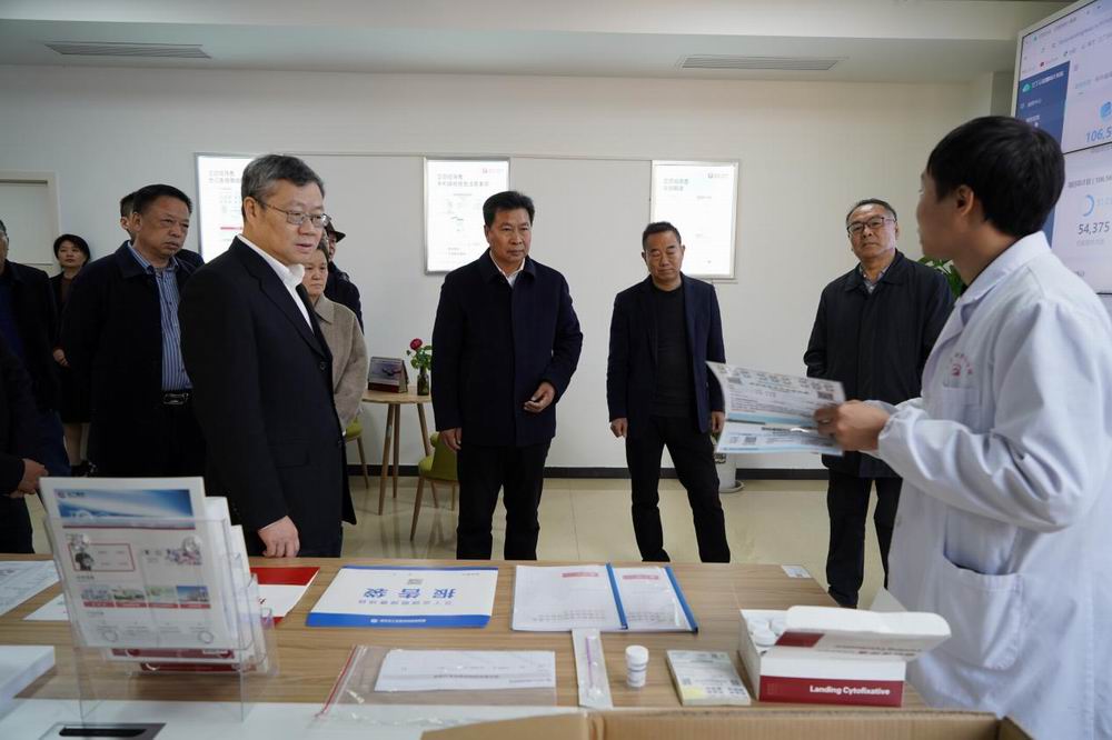胡仲军一行实地查看医学检测实验室