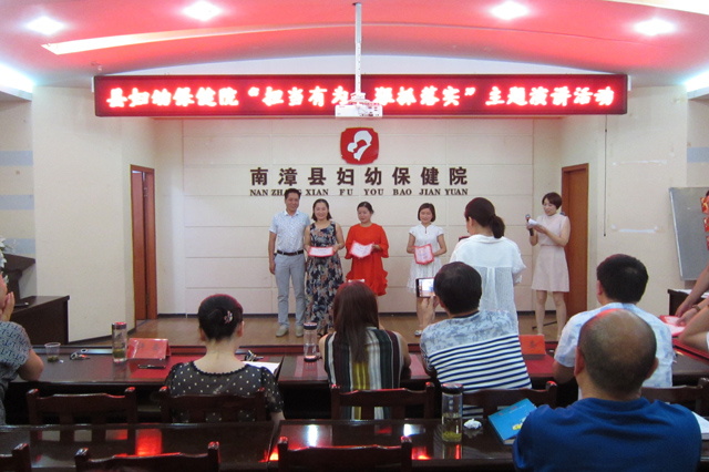 陆雪林副院长与三等奖获得者合影